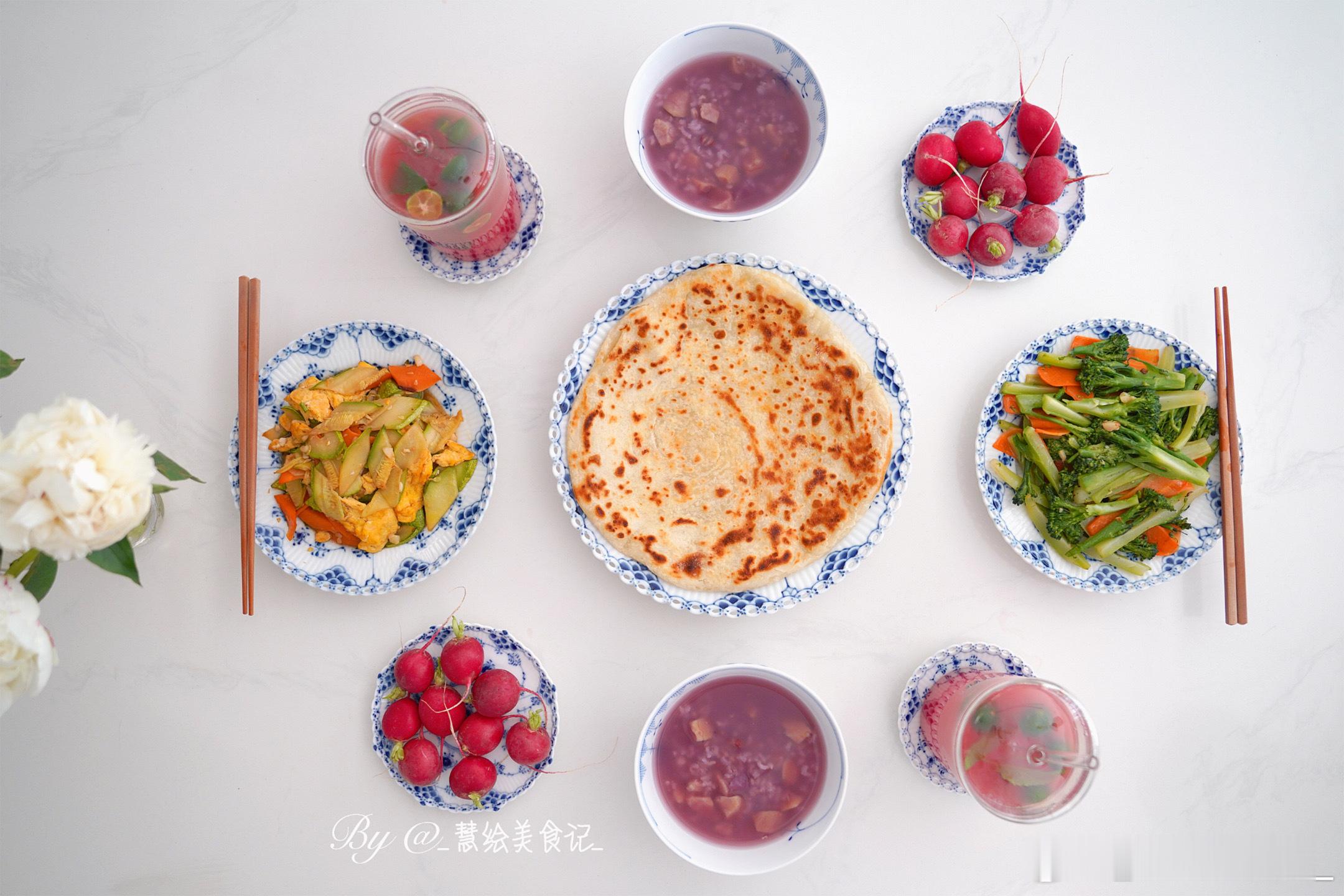 晚饭蒜蓉西兰苔、西葫芦炒鸡蛋、家常饼、杂粮粥、樱桃萝卜、冰镇薄荷青柠西瓜汁~#好