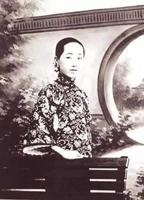 1900年，李惠仙收到丈夫梁启超的纳妾信。她没有生气，提笔回信，寥寥几句表明她同