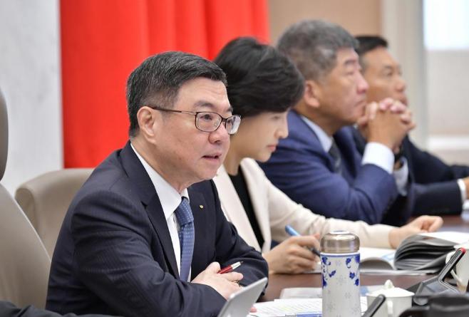 台当局突然宣布，

12月26日，台当局宣布，即日起要通过《两岸人民关系条例》修