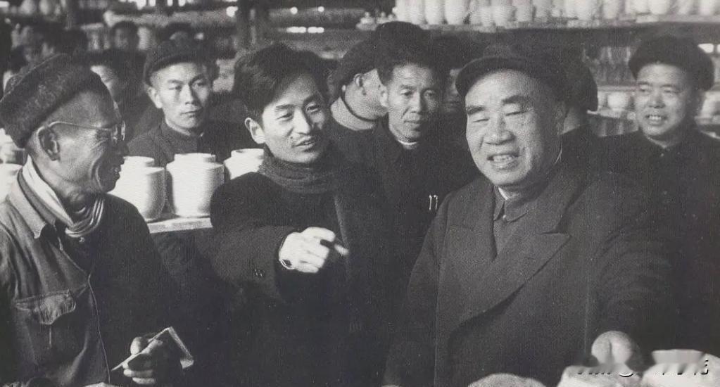 1957年，朱德到云南去视察工作，特意回昆明自己的旧居参观，没想到屋里突然跑出个