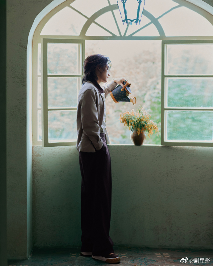 此沙首个顶奢官宣 的确今年有很多好的作品和好的舞台呀，所以此沙首个顶奢官宣简直就