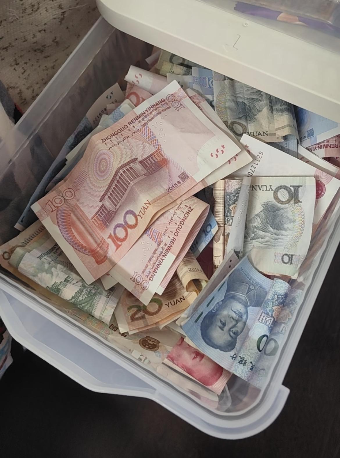 存钱！存钱！
现在真的成了我们家最重要的事。
老公今天发工资，自己只留了五百块零