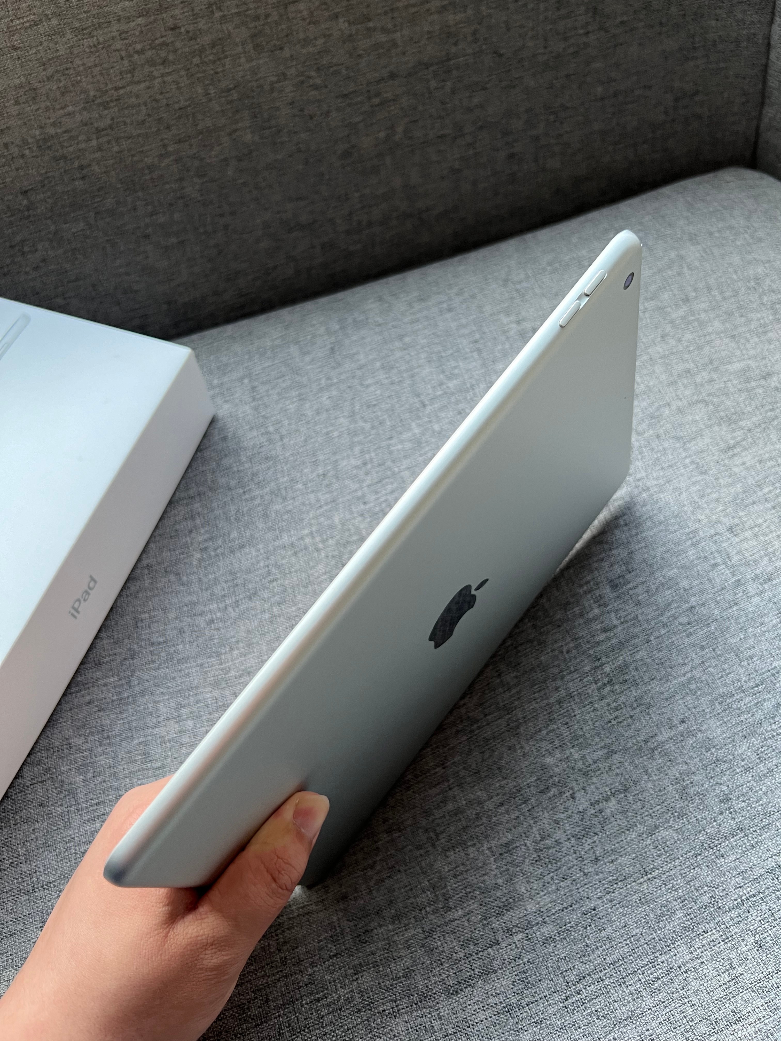 国行iPad9 256G 银色，外观99新，单机带盒，电池效率83，店保三个月非