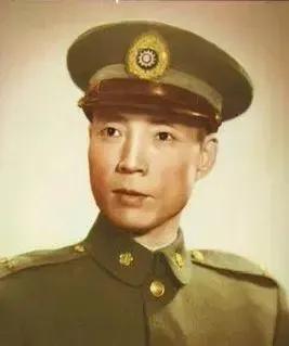 1947年，为讨好上海警备司令宣铁吾，杜月笙特意请他看戏，谁知宣铁吾入场时，却无