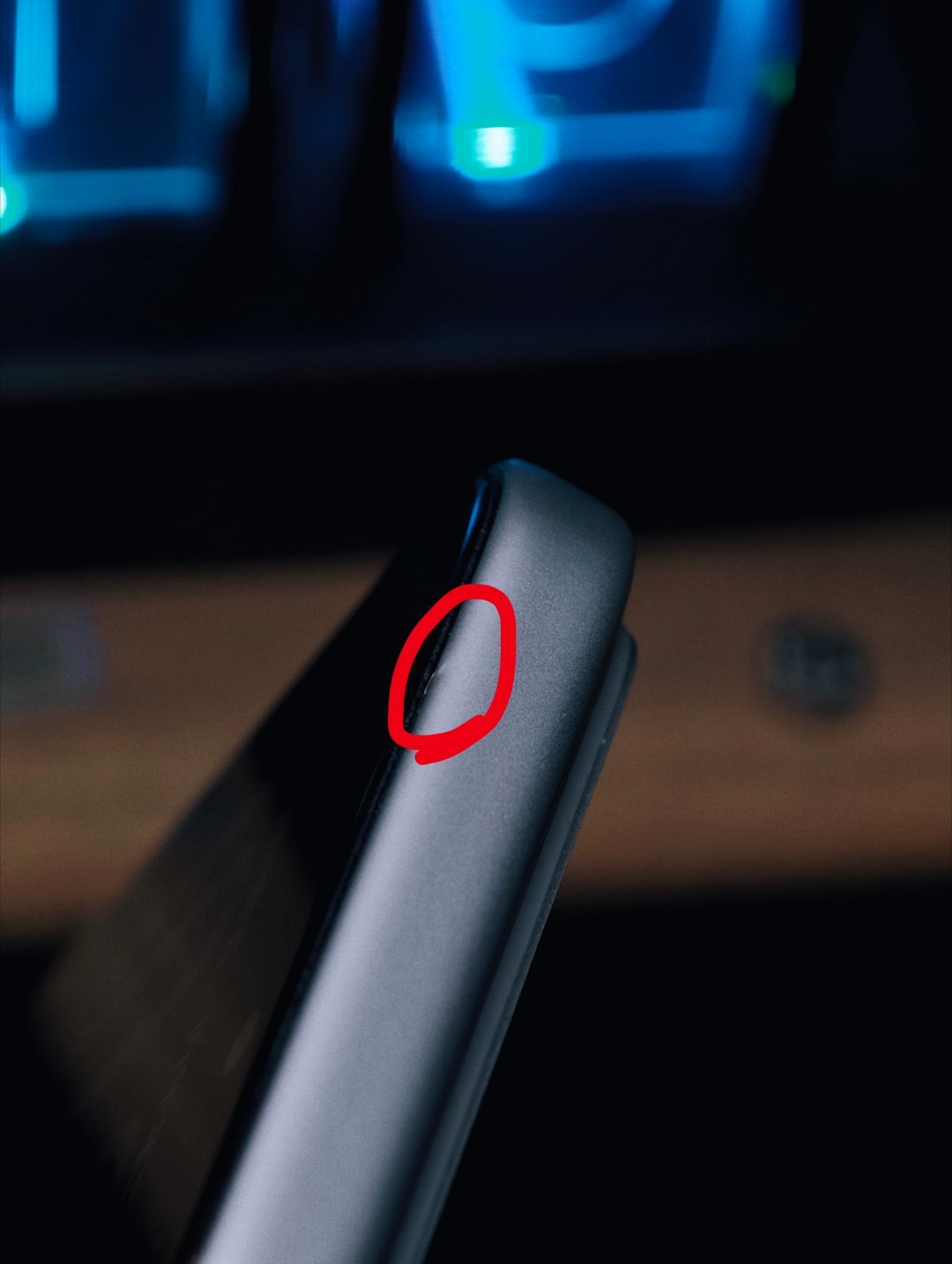 我的 iPhone 17 Pro 不完美了，不知道什么时候磕了个小坑。磕碰不大，