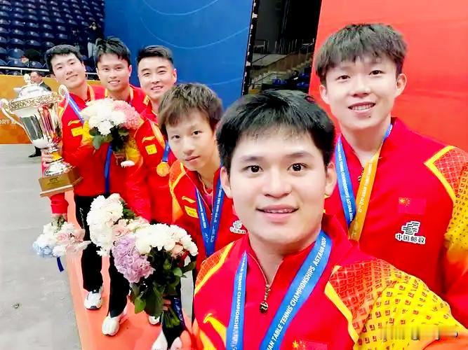 国乒女队交替平稳顺畅，新生代快速接棒扛起大旗。男队深陷更迭阵痛，梯队出现断层，新