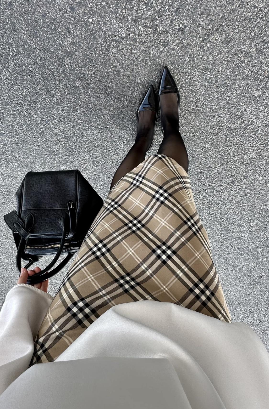 这套穿搭走的是优雅通勤风，整体干净利落又不失精致感：

• 上衣：白色缎面荡领长