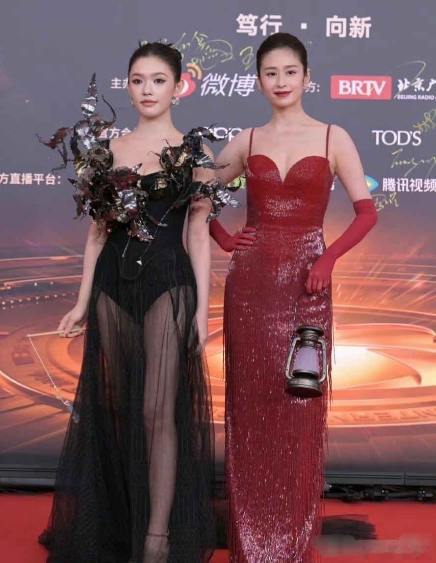 既然差距这么大，为什么还要两个人一起走红毯呢 