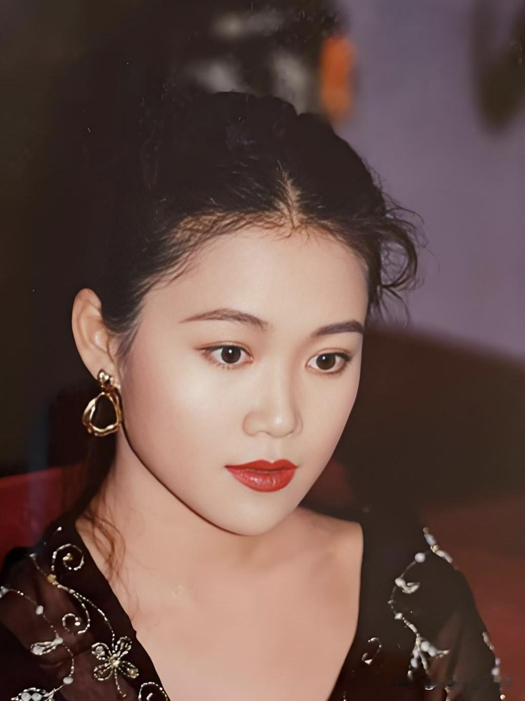 梁小冰温婉灵动，是惊艳时光的古典美人。岁月不败优雅，56岁状态依旧绝佳，活成了岁