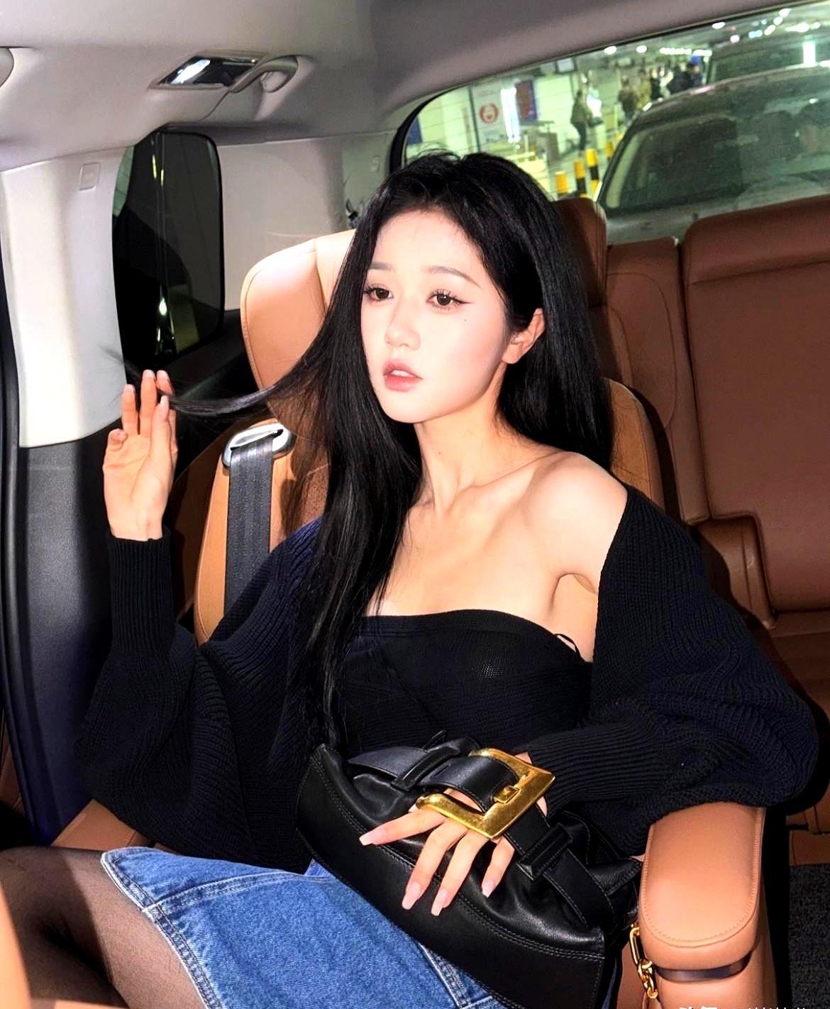 飞了九千公里去巴黎看秀，连大门都没摸着。换作别人早躲进酒店连夜买机票逃回国了，短