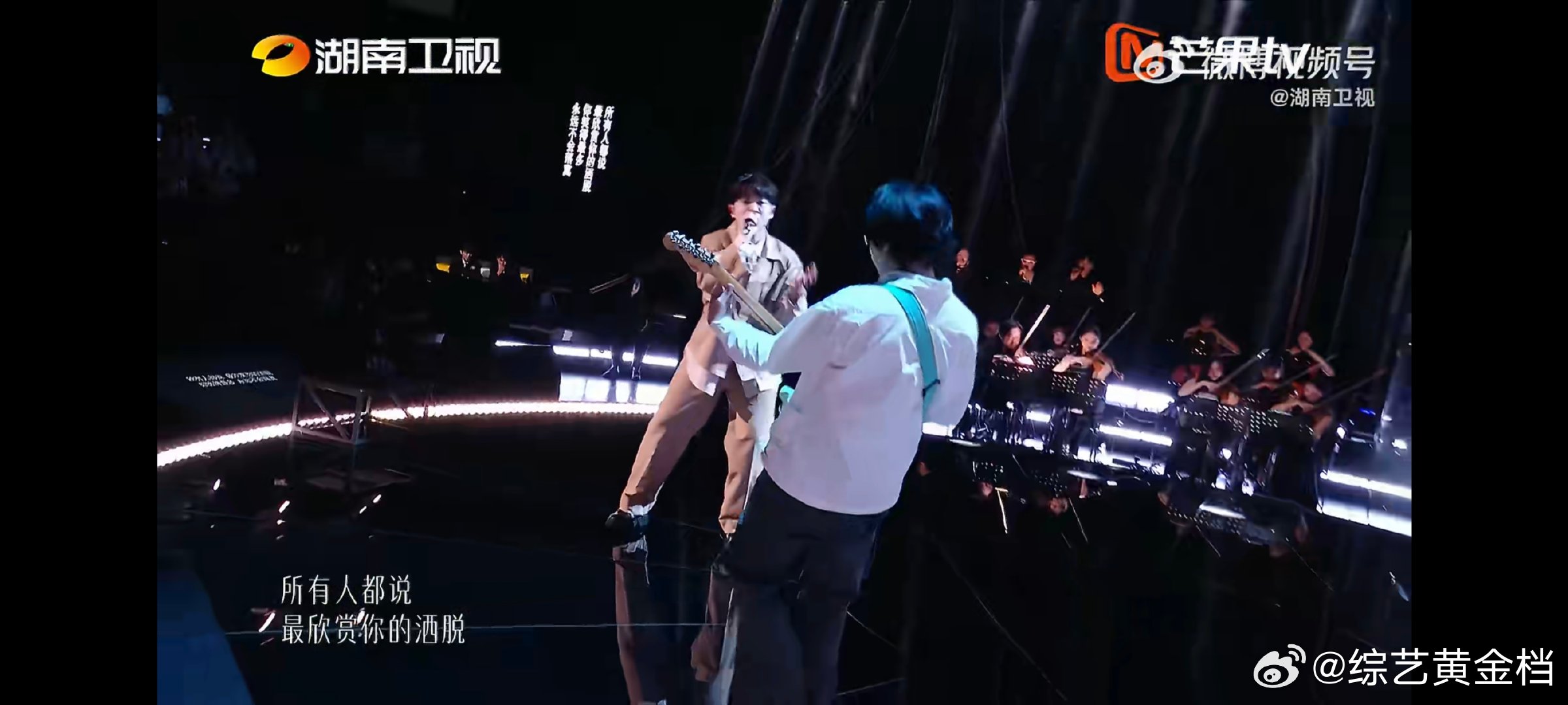 歌手直播被尤长靖唱哭了尤长靖内核高低旋律缓缓起伏，像是慢慢和过往紧绷的自己好好握