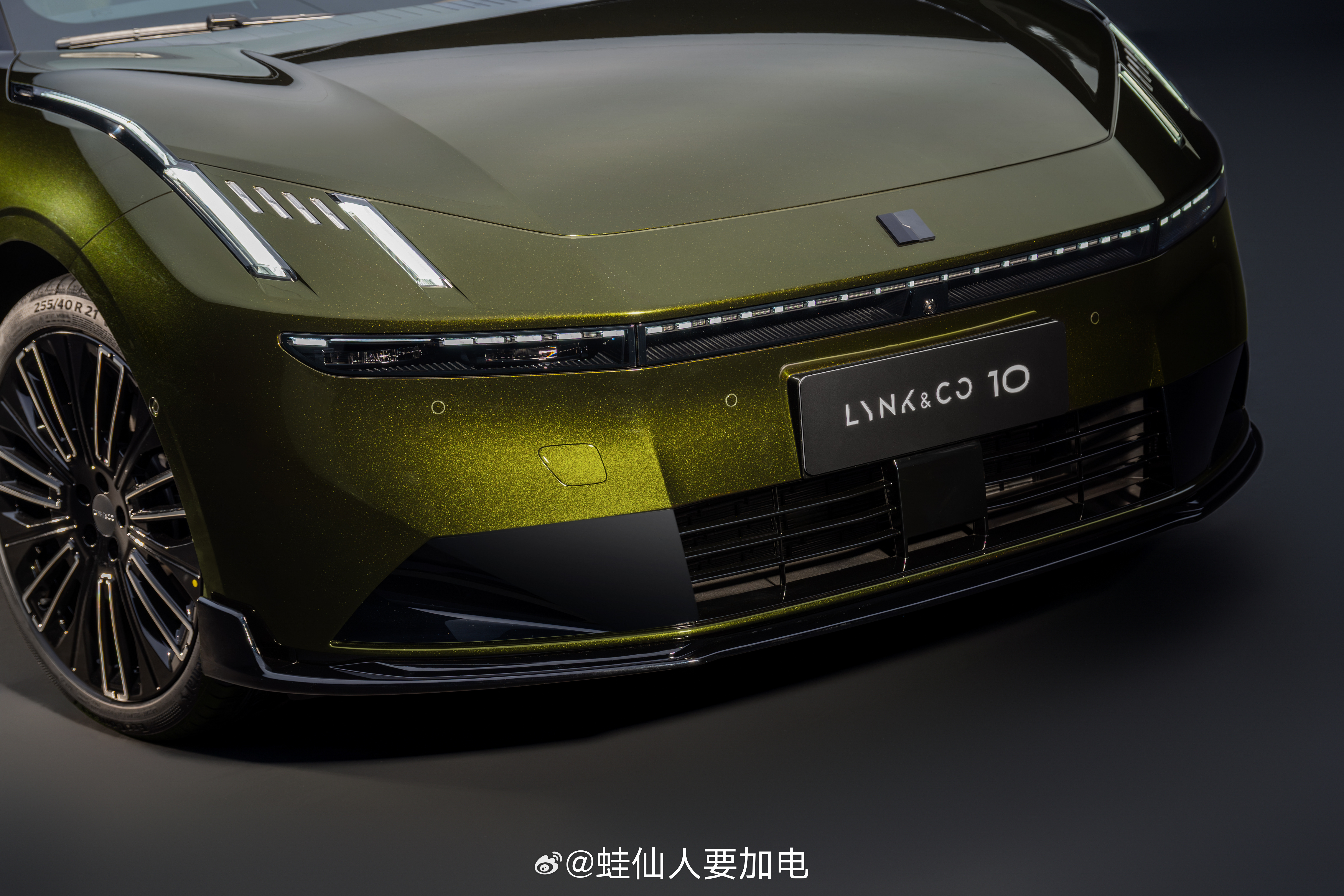 就在昨天，领克10EM-P 推出了全新选装方案：“鎏光金”双珠光车漆面向全系开放