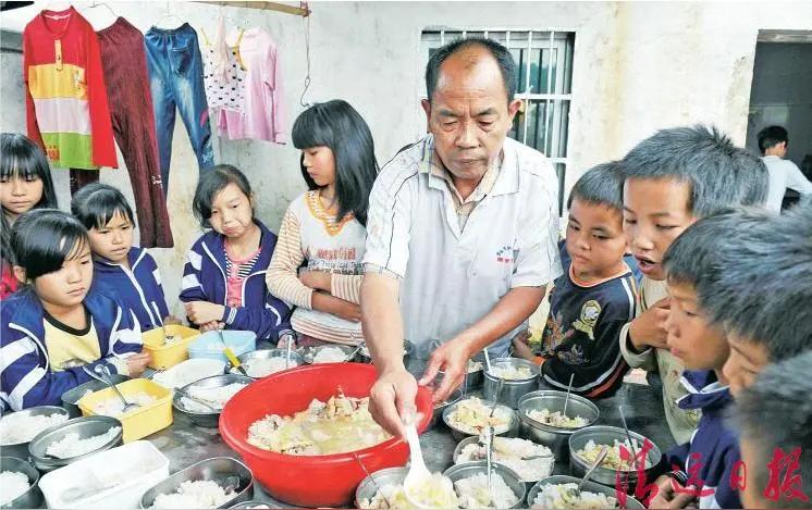 你敢信？广州68岁老人卖猪肉40多年，仍家徒四壁，他却收留1000名儿童，让原本