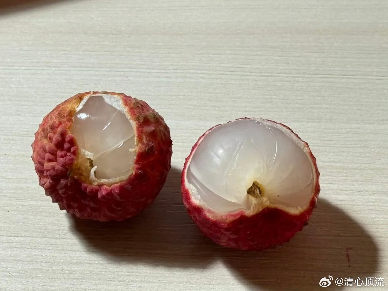 新鲜的荔枝果肉是透明的 作为一个北方人，我真的是没有吃过新鲜的荔枝肉，原来新鲜的