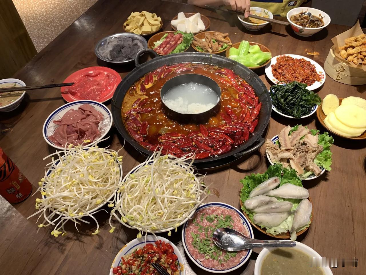 豆芽一毛钱，每次吃好几碗。
这家火锅去年第一次吃，这已经来了四五回了，菜品非常丰