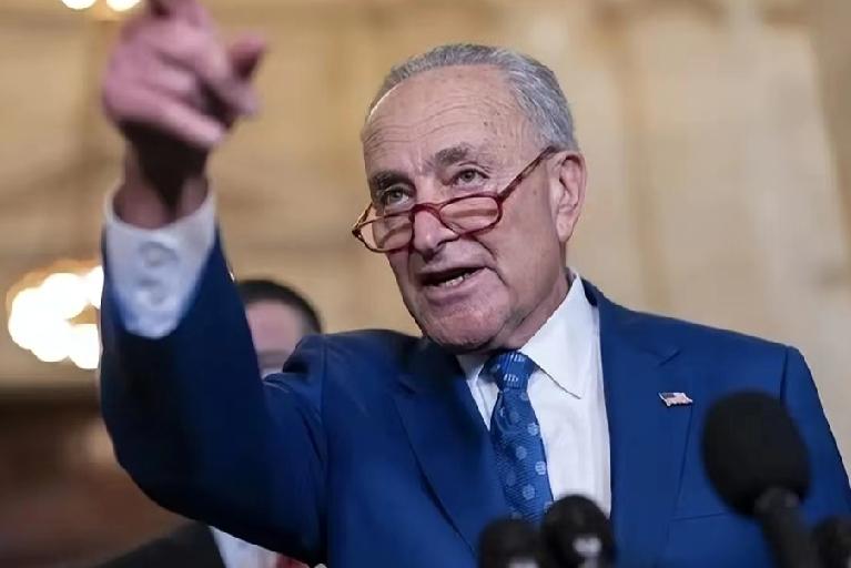 昨晚，民主党领袖舒默在X上发文写道:“特朗普说他今晚要讲很久，上帝保佑我们。真不