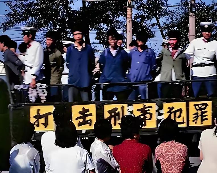 1983年的严打，放在中国法治史和社会变迁史里看，是一段特殊又沉重的存在。
当时