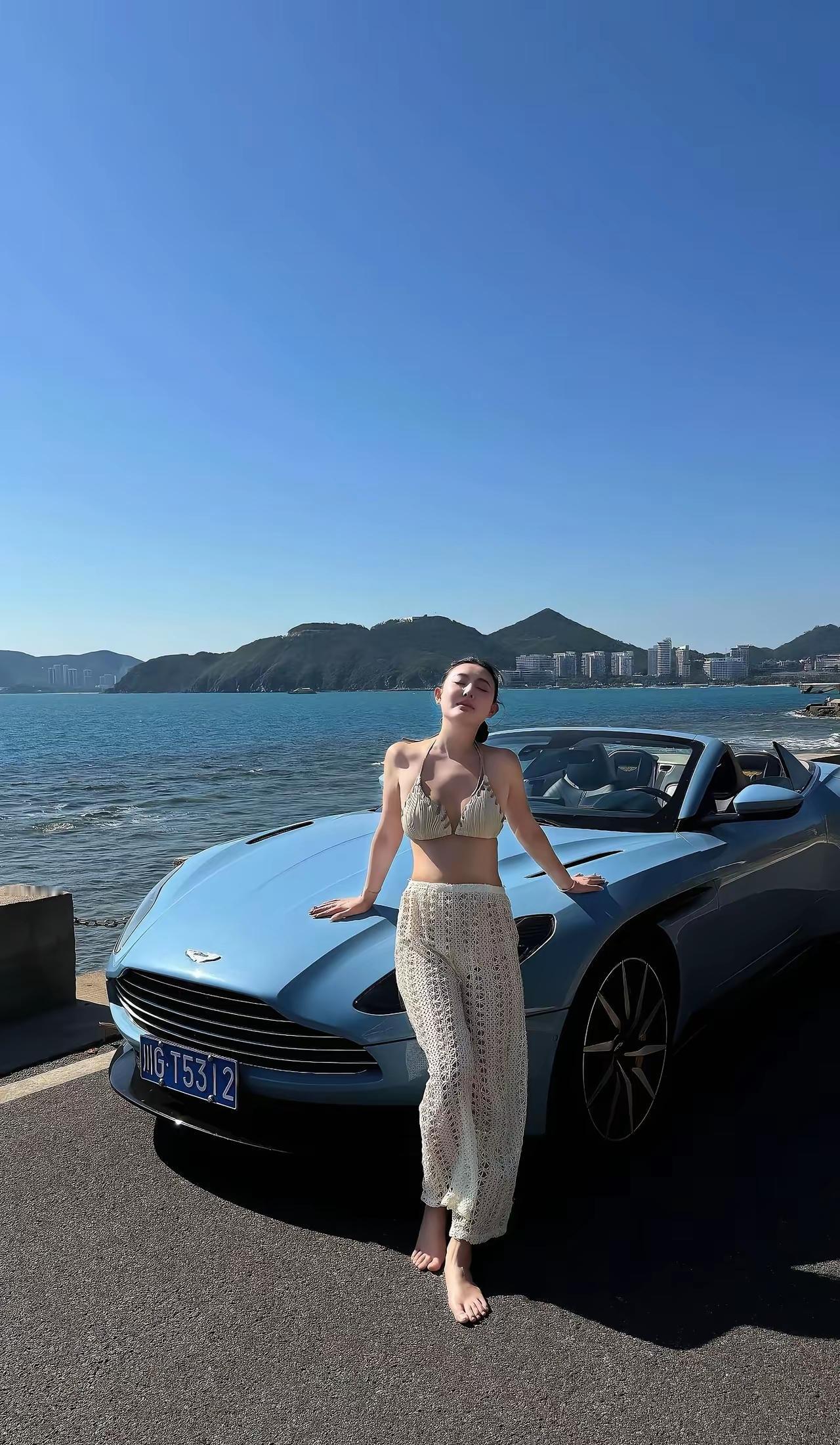 “她开911，一定长得好看吧？
”——上海外滩，路人盯着车窗里的素颜姑娘，小声嘀