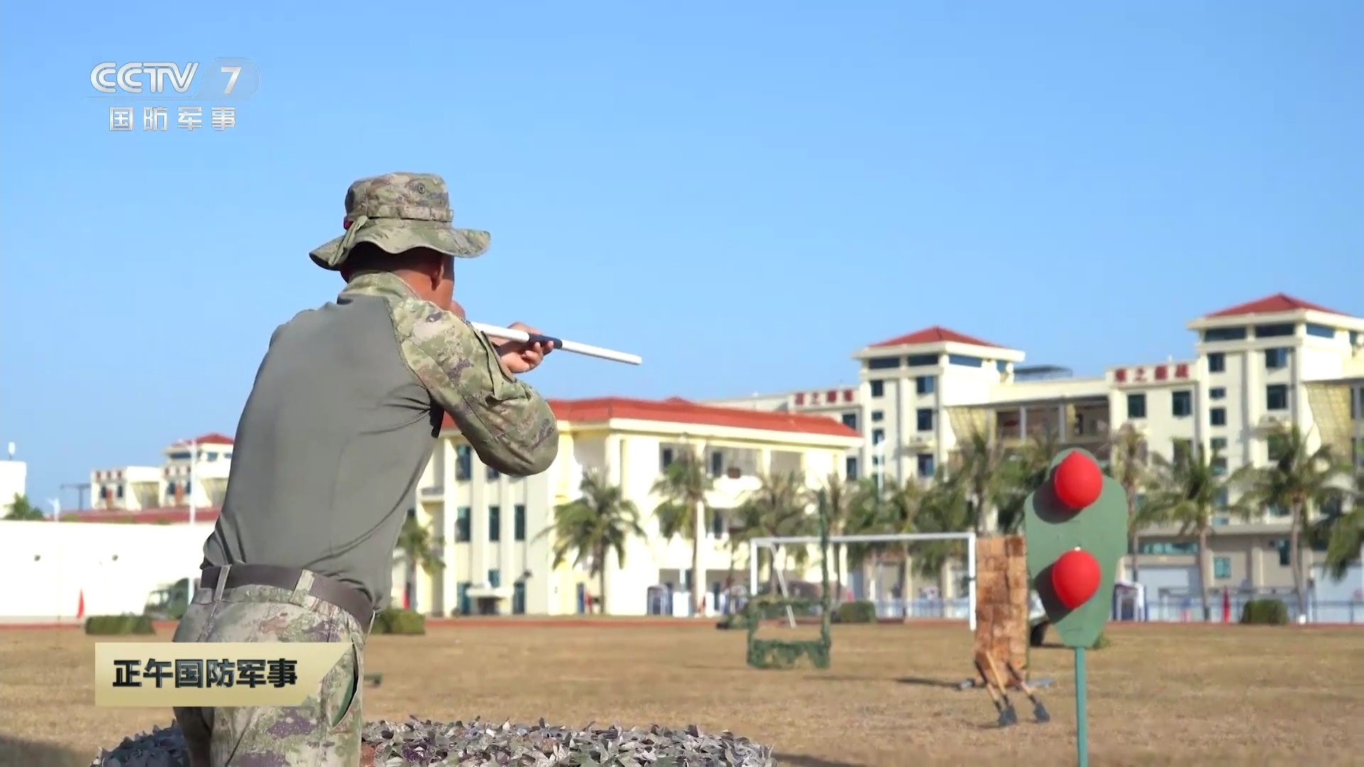 海军某部开展冷兵器近战训练 