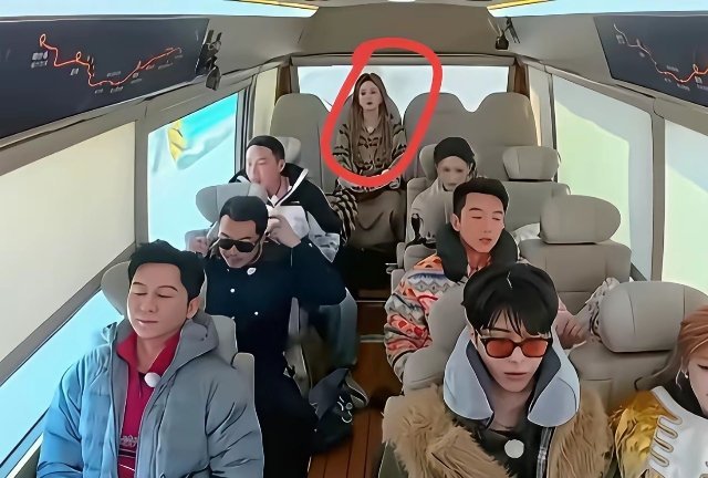 除了一车人未系安全带值得关注，这帮明星的座位距离也看出了他们的亲疏程度。范丞丞本