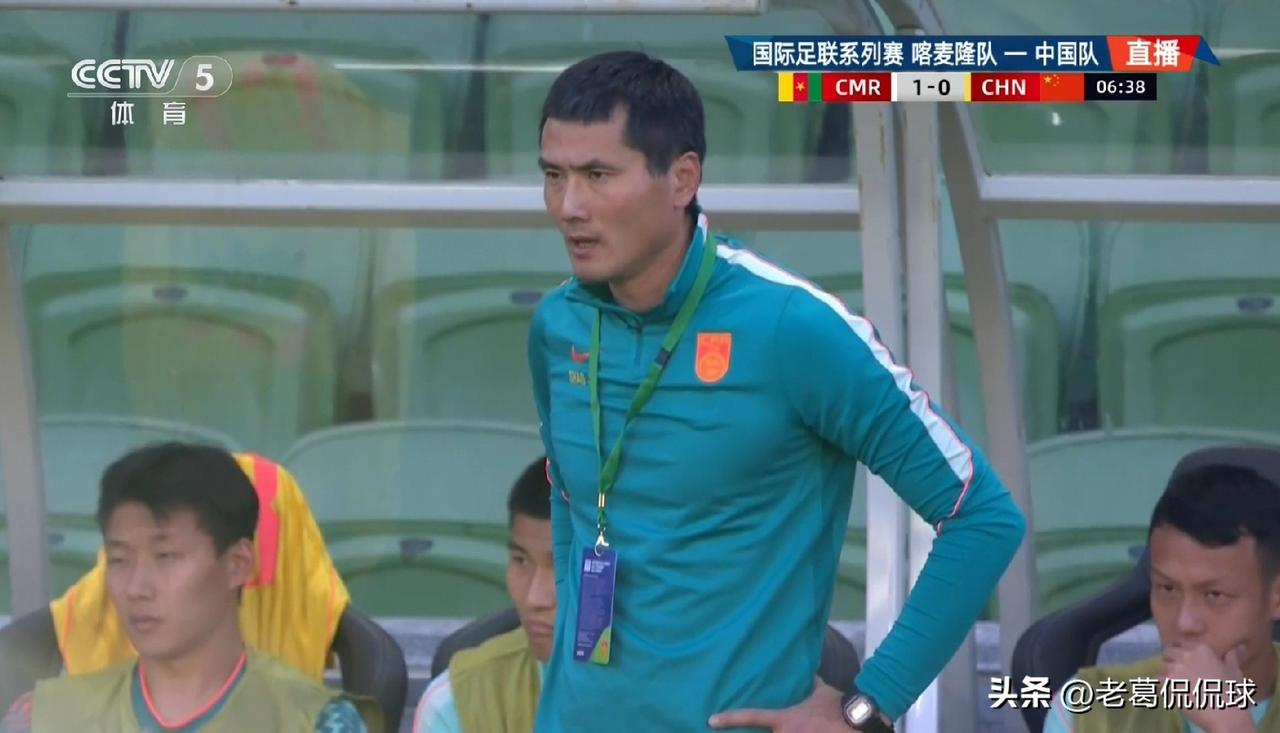 中国男足主帅邵佳一真是太焦虑了！在今天进行的中国男足和喀麦隆男足的比赛中，当时比