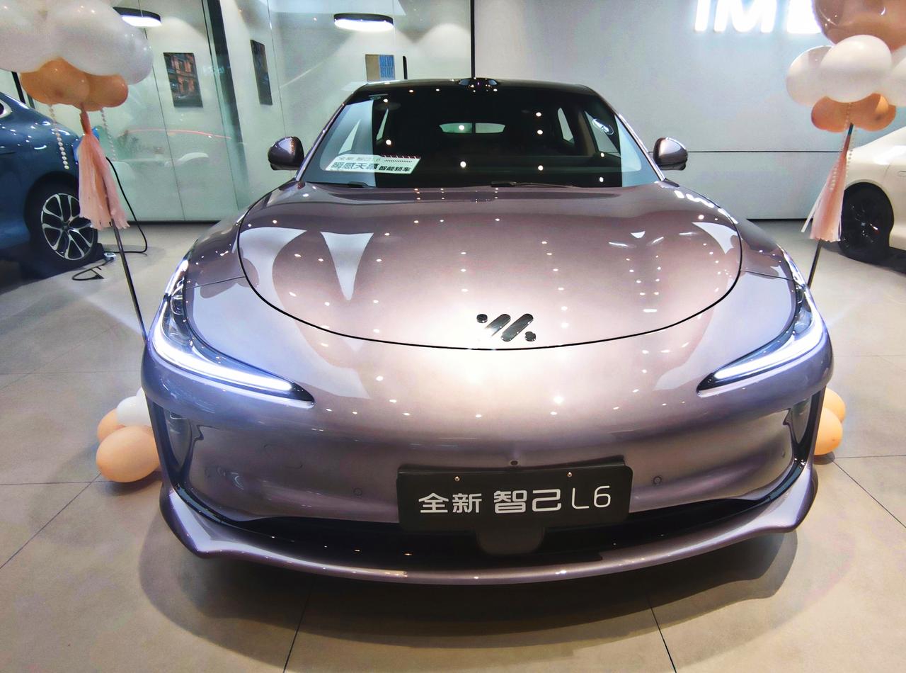 全新《智己L6》新三大件
   2026款智己L6焕新上市，推出纯电和增程两个系