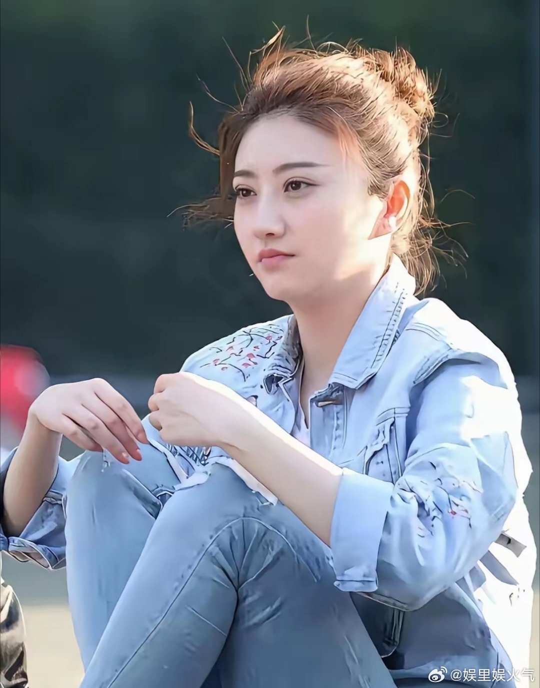 席地一坐就火了。这画面太真实。景甜四十上下，穿着牛仔裤往地上一坐，活像颗熟透的水