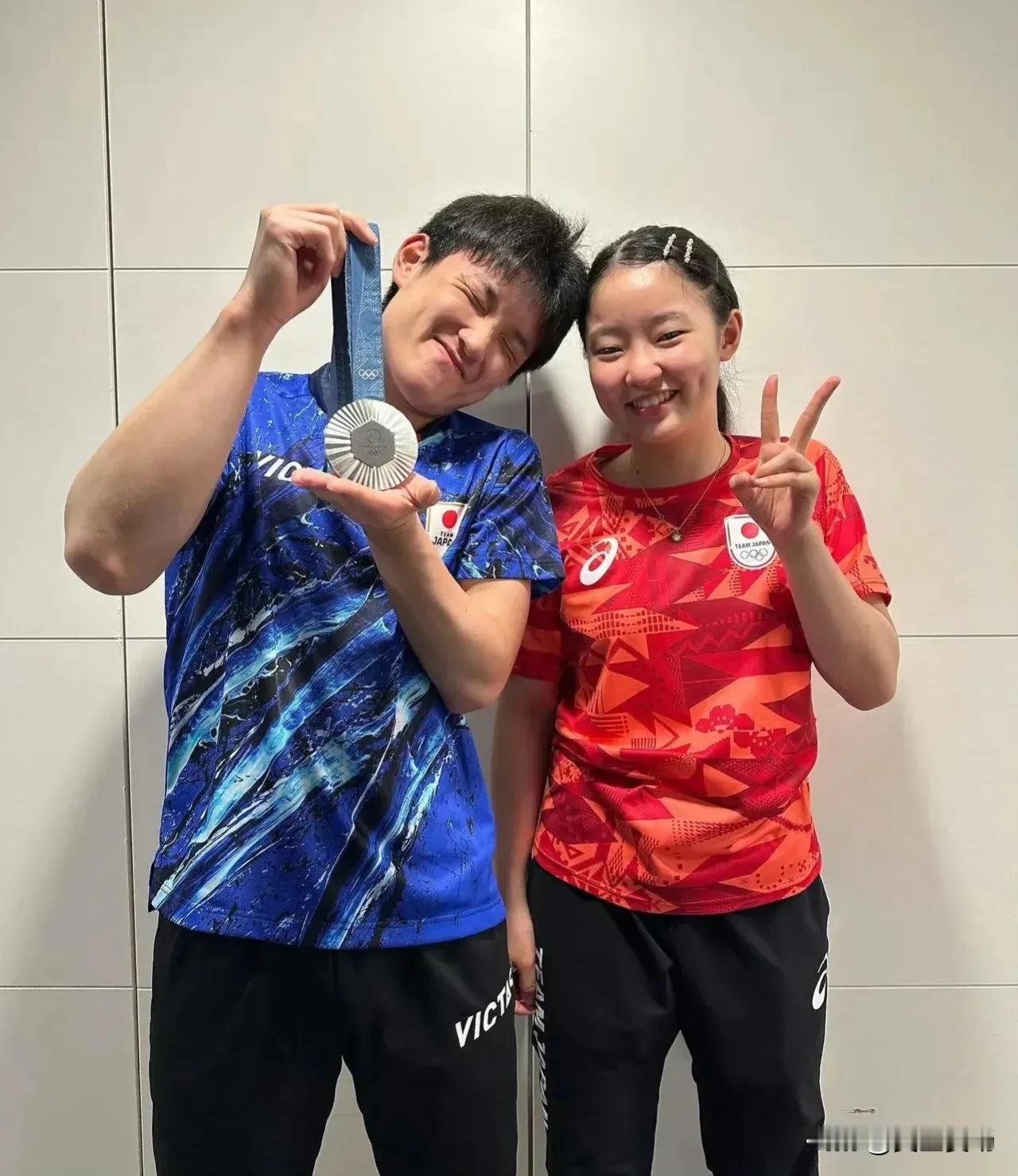 哥哥“蹭”妹妹奖牌合影，透露出了3个事实！

1、妹妹要比哥哥的心态稳多了，关键