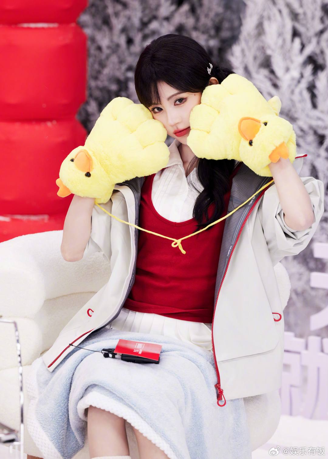 鞠婧祎开箱过冬套装 小鞠这状态也太绝了吧！直播间生图直接美到失语，肤白唇红，每一