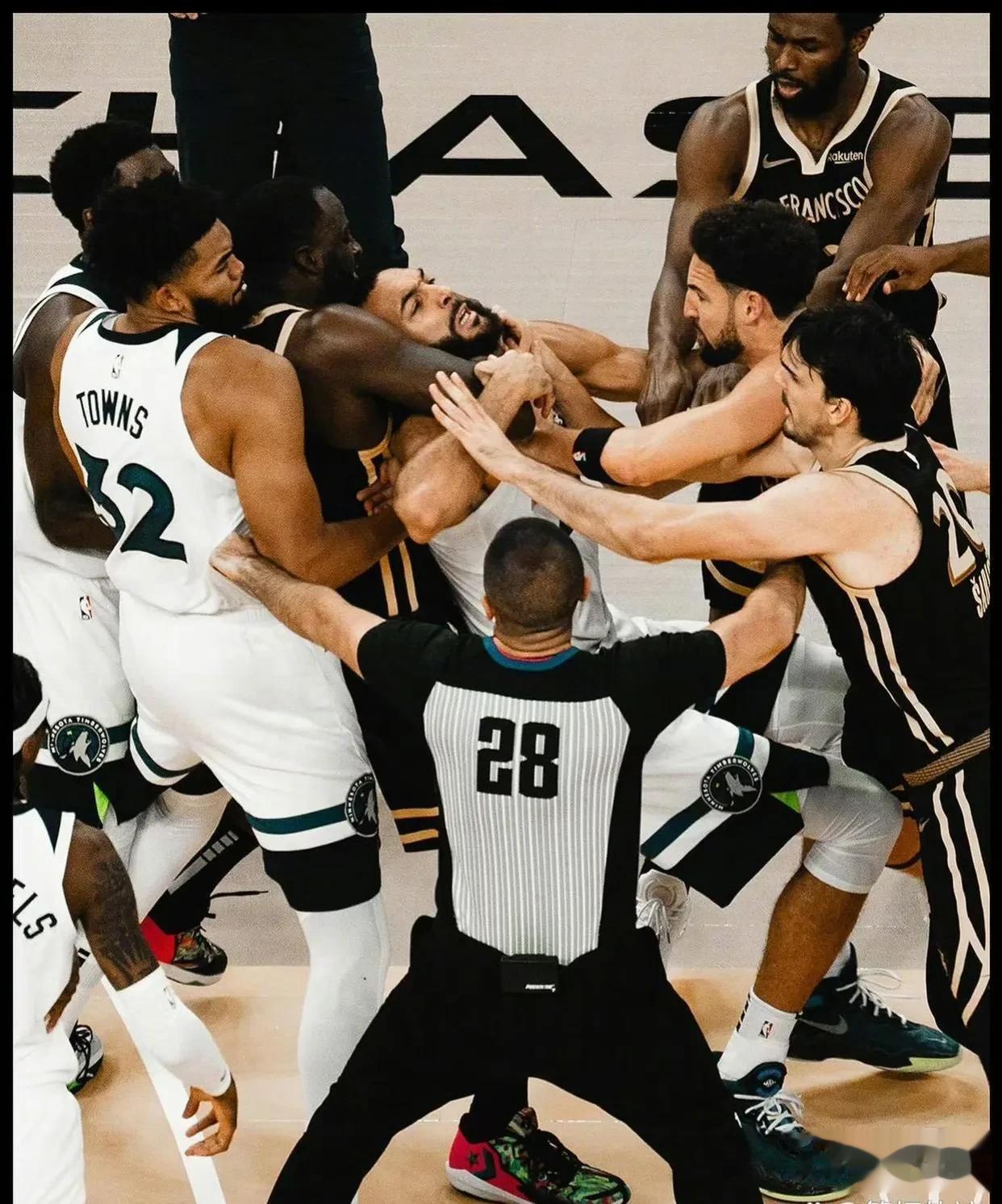 NBA无限期的禁赛处罚有点猛，这在我们国家CBA是不敢想象的处罚！！！
 #爆料