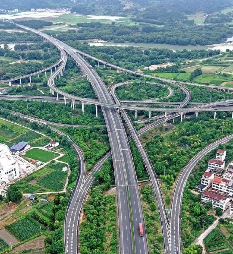 14 亿人养不起中国高速？

8 年亏 6 万亿，美国高速免费还盈利，收费的亏、