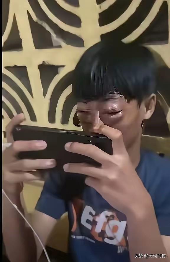 眼睛都这样了，还在玩手机，看来这是玩上瘾了，已经欲罢不能了，尤其现在手机上瘾越来