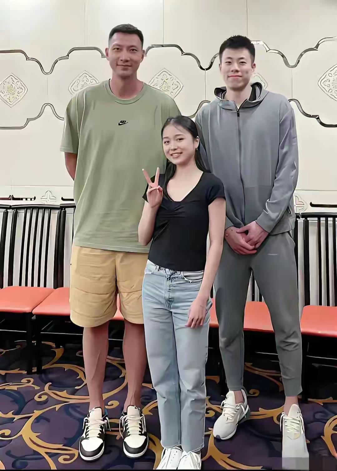 易建联身高2.12米，前面女孩至少1.8米有吧
