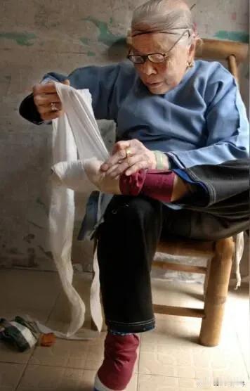 我小时候见过我奶奶裹脚，每天早上起床后用黑色布条一圈一圈从脚尖到脚跟紧紧裹住，晚