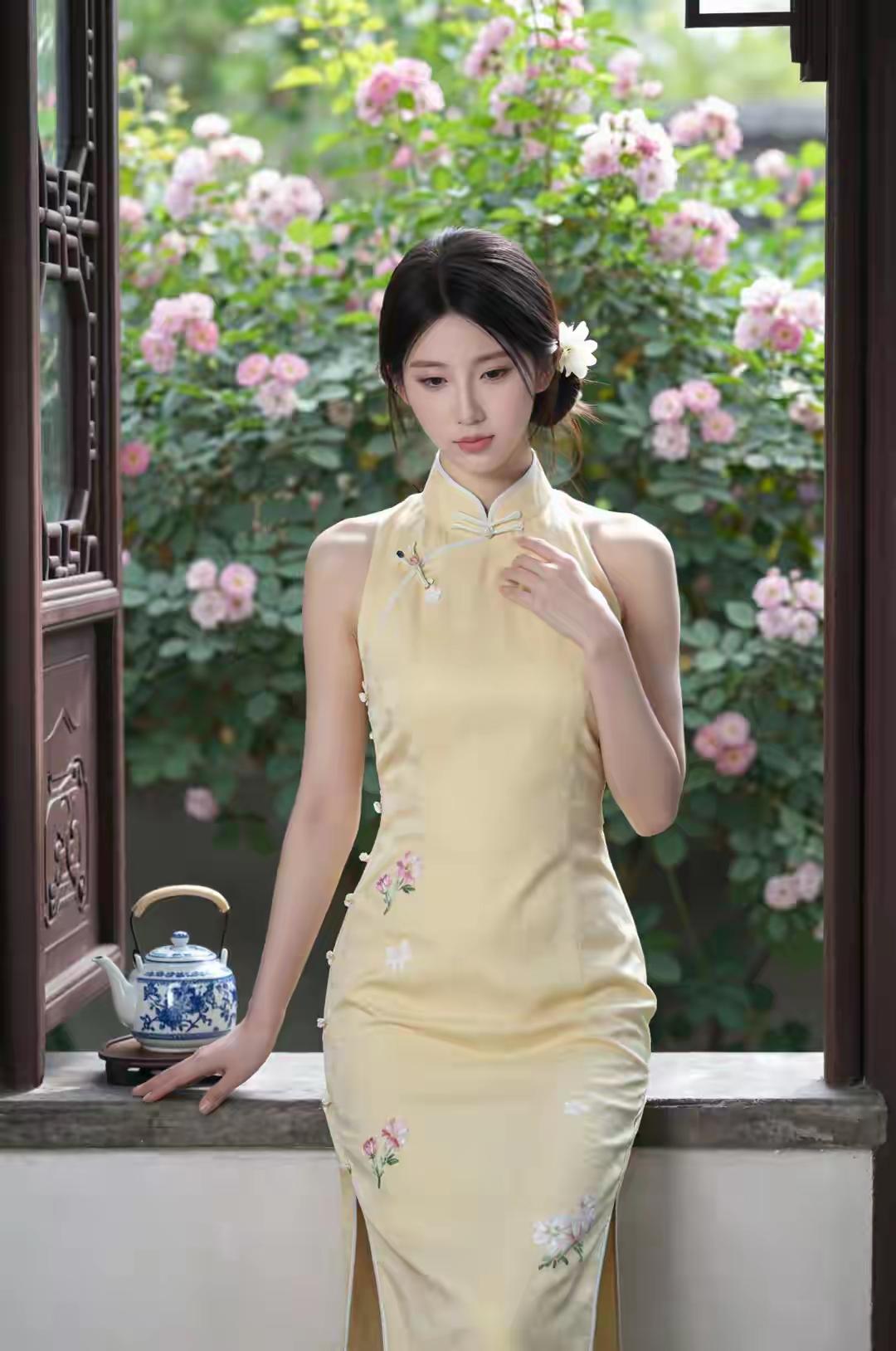 🌸 一袭黄衣，花间静坐，茶香袅袅，岁月静好。