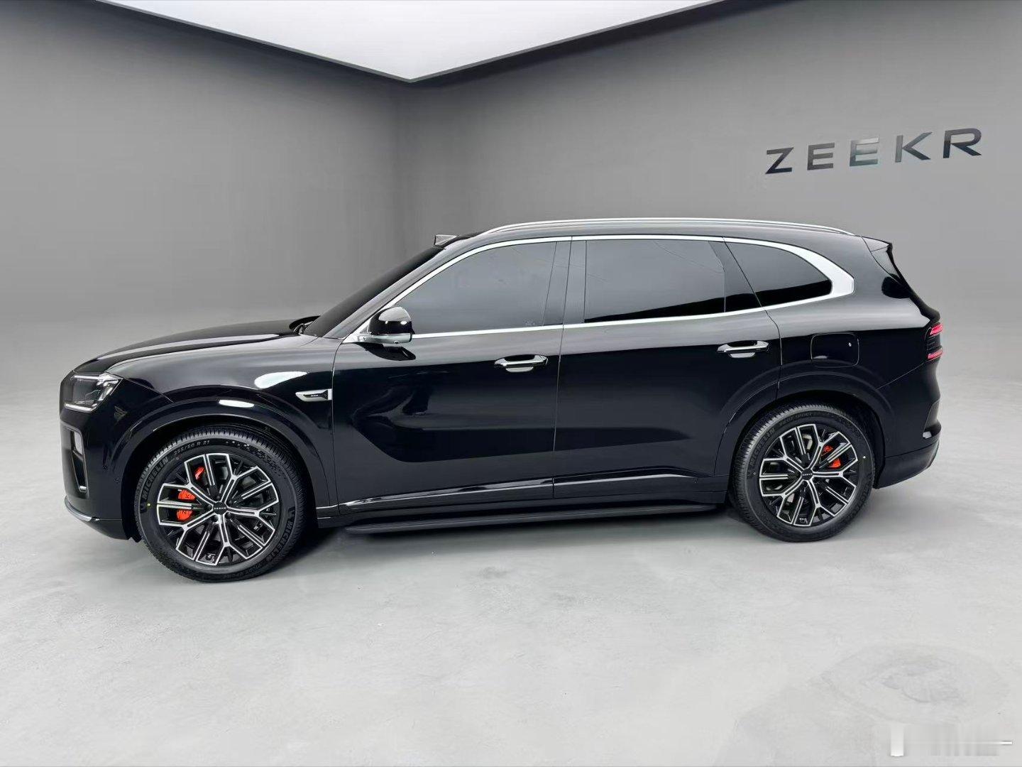 极氪8X视频兄弟们说没看够那就再来一组图片吧个人觉得，8X的设计比9X 更年轻，