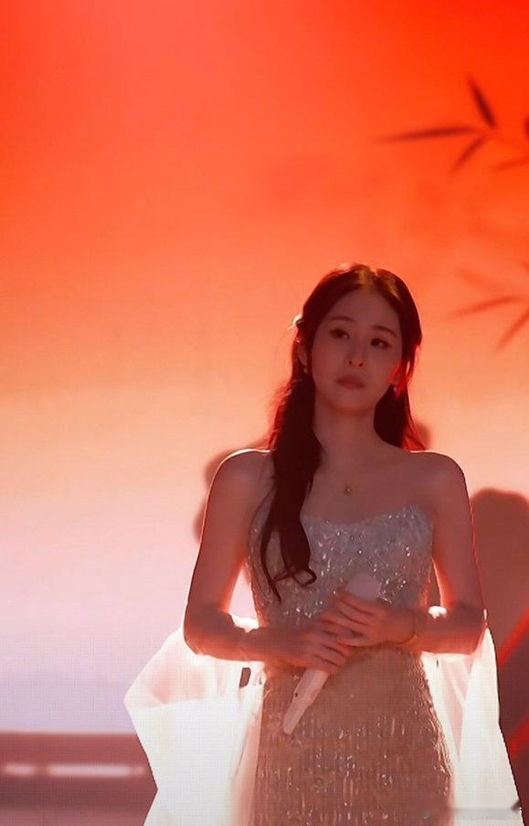 张碧晨戏腔演唱浮生谁 哇！昨晚综艺晚会张碧晨太耀眼！纯白纱裙在光下朦胧又仙，戏腔