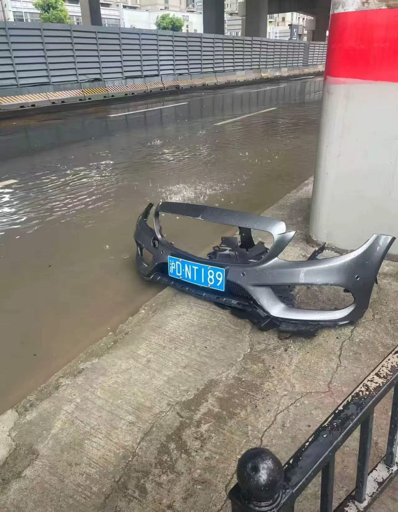 白海豚 上班沪DNT189 你的保险杠给你放路边咯 
