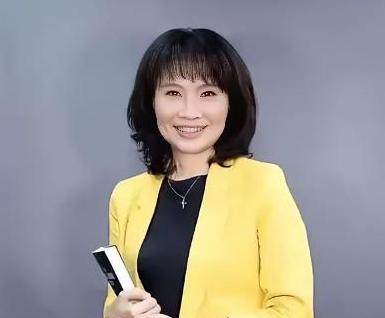 同样是出门访问，有人在对岸赢得了满堂彩，有人却只能对着一张空桌子自拍。

陈凤馨