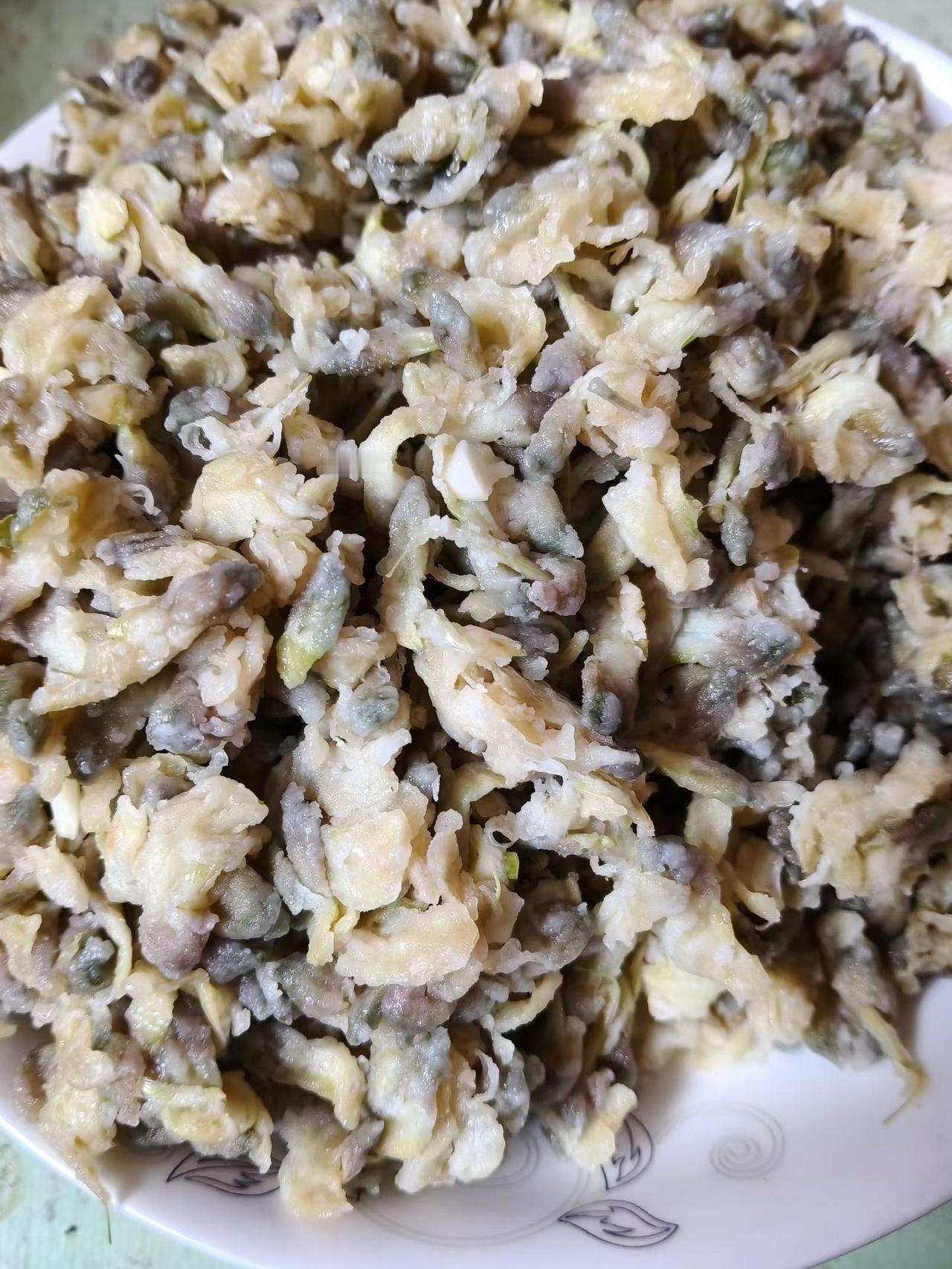 又到了槐花飘香的季节，记忆一下就被拉回了小时候。老家乡下有很多洋槐树林，每到这时