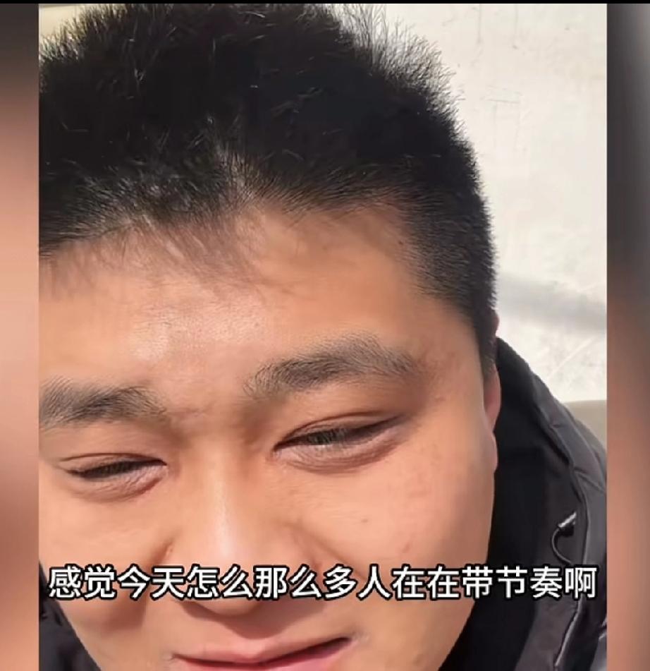 今天朱进在老家赶集的时候直播 ，但是直播间里有大批粉丝带节奏 ，让他感觉莫名其妙