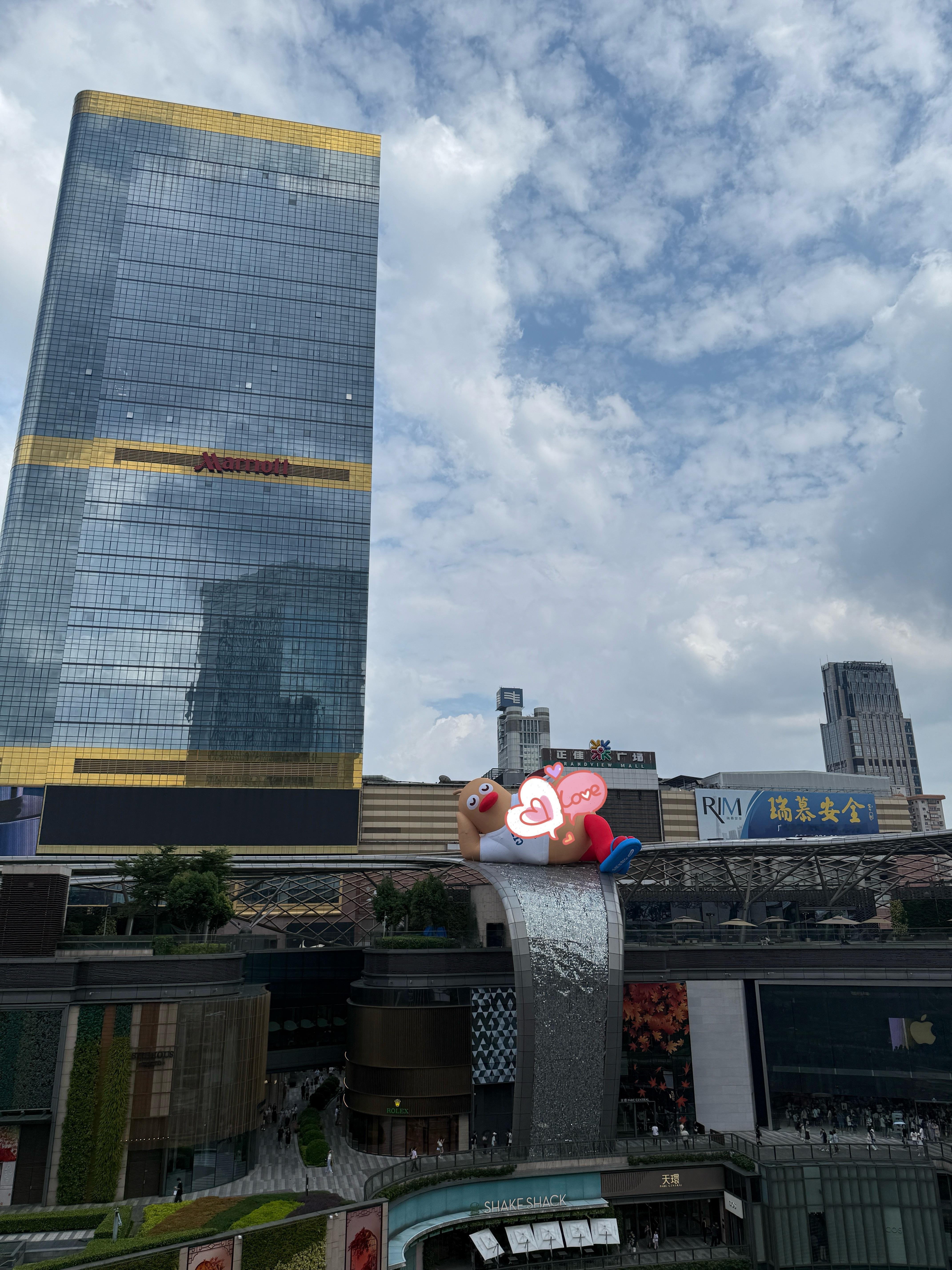 在一只鸭子身上看到了入乡随俗鸭子来了广州都得穿人字拖我说广州多少有点说法的，怎么