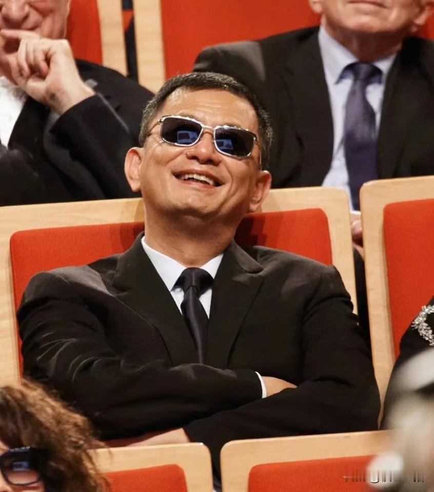 王家卫这次大翻车更加验证了千里之堤毁于蚁穴的道理，从演员到金主，全都不敢得罪他，