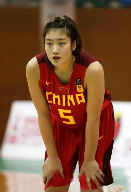 中国女篮的杰出代表——李梦，在近期与比利时队的一场热身赛中，尽管球队以57-79