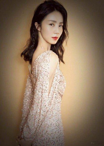 虽然长得不咋地，但同名小说写得特别好。我喜欢。 ​​​