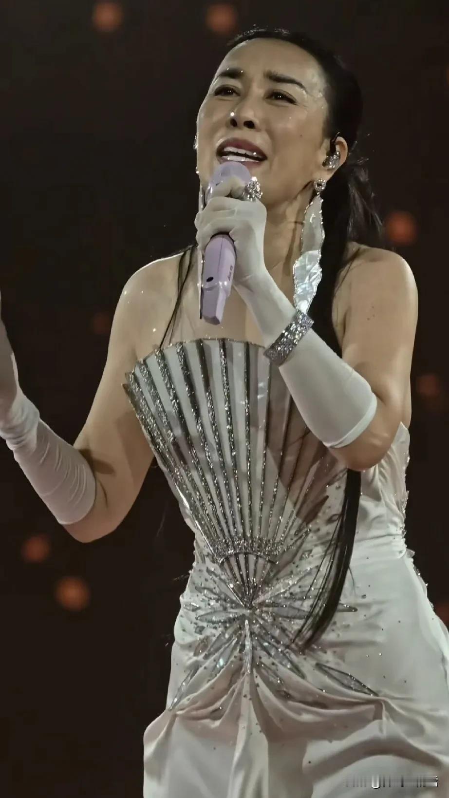 59岁还开巡演，有人问：这么大岁数还出来开演唱会？顶着被人讥讽被人骂，究竟为了啥