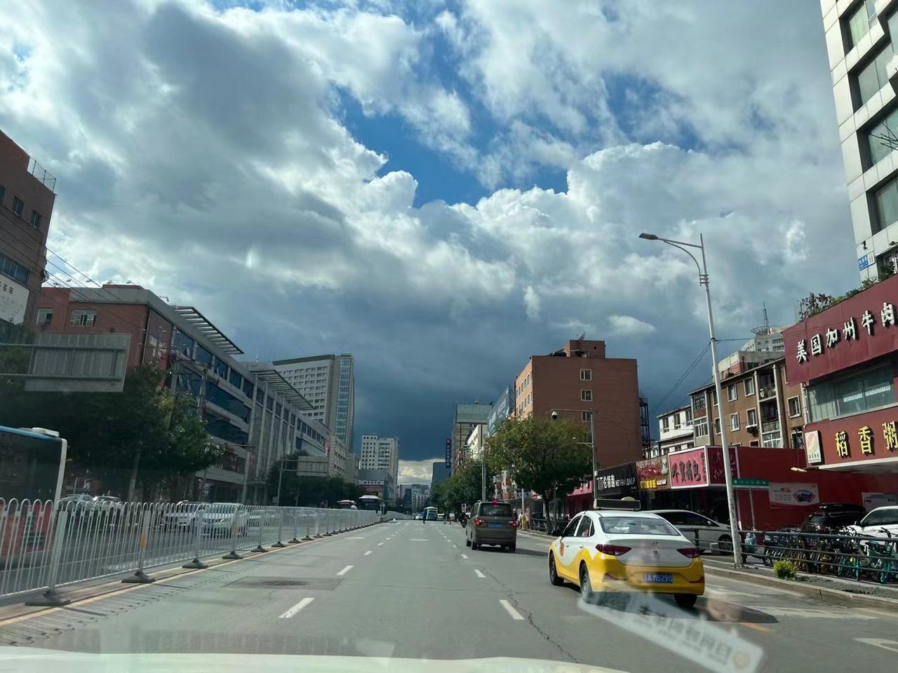 ☁️ 云朵在城市上空翻涌成浪，车流是大地的脉搏🌆。平凡之路，抬头即是风景。