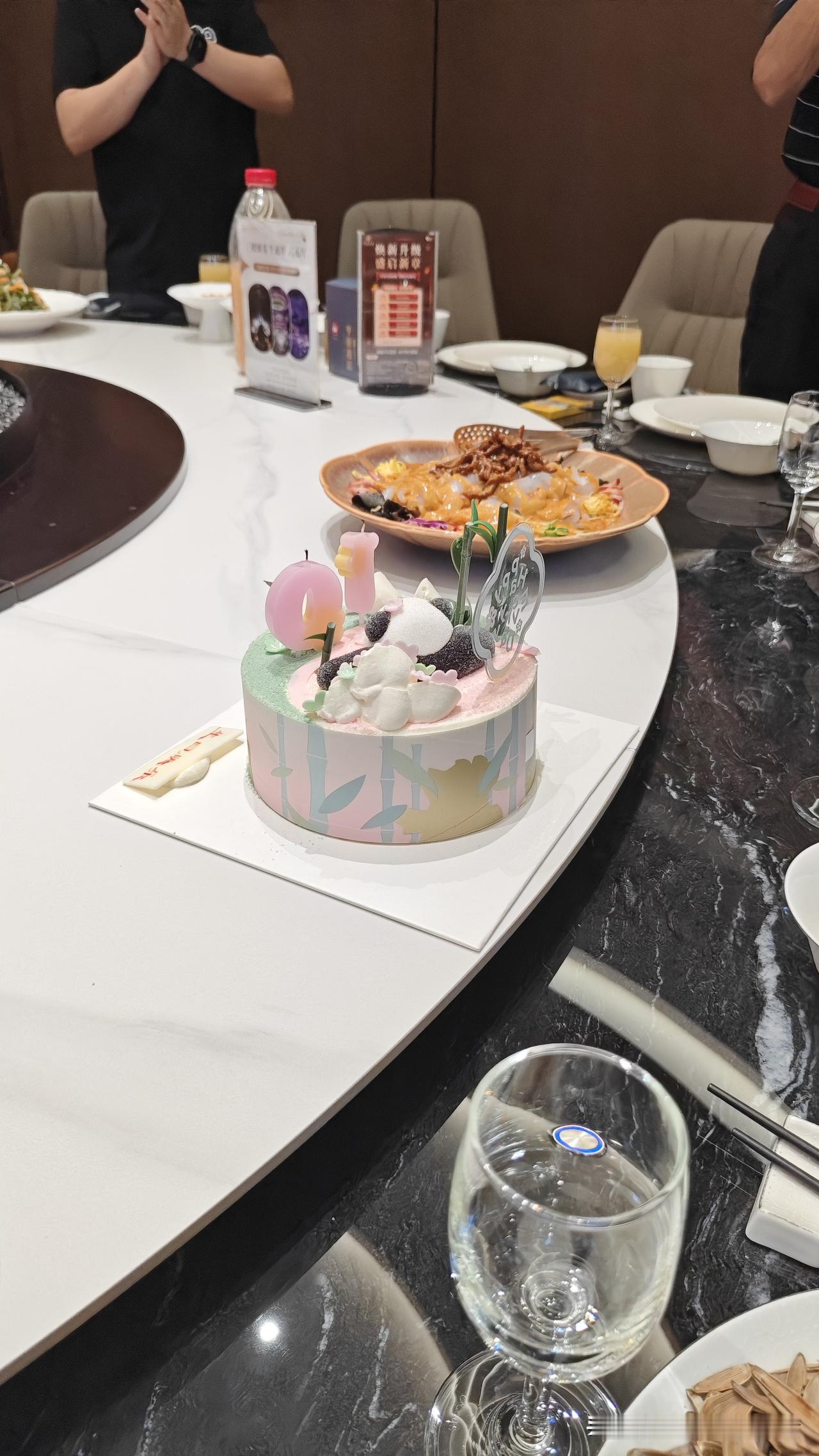 在青岛李沧亨通酒店给孙女过十岁生日，感慨岁月太快
 
今天在青岛李沧亨通酒店，专