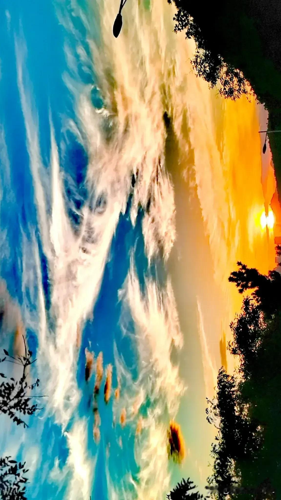 一一霞光万道映天空

一一秋日绚丽多彩的晚霞

一一今天傍晚拍摄于棒棰岛

#自