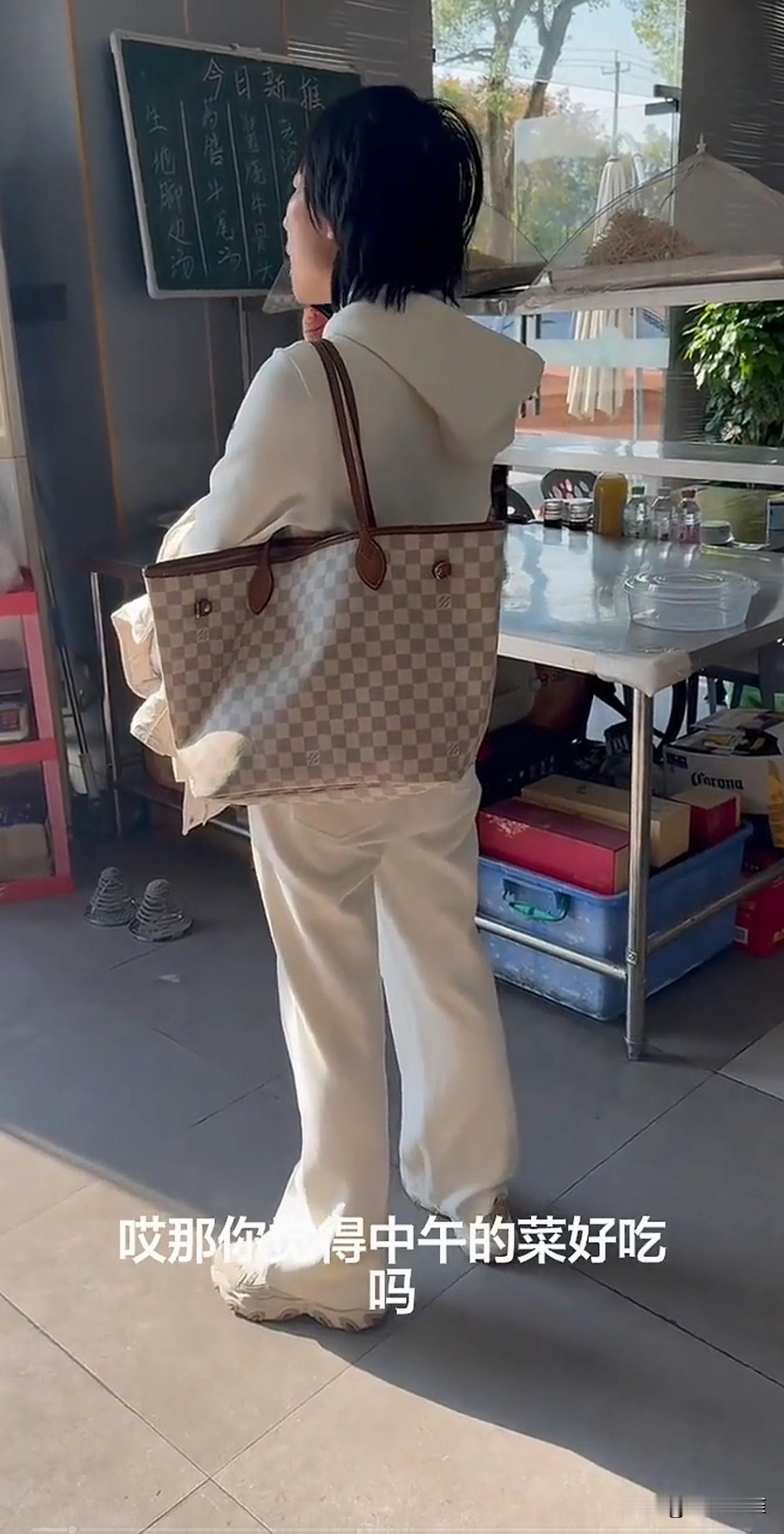 河南，一女子带儿子到饭店吃饭，儿子吃完先走了，女子却以“儿子说难吃”为由拒绝买单